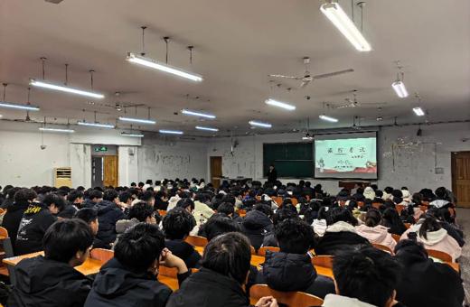 丝瓜视频
召开2025级新生诚信教育主题班会